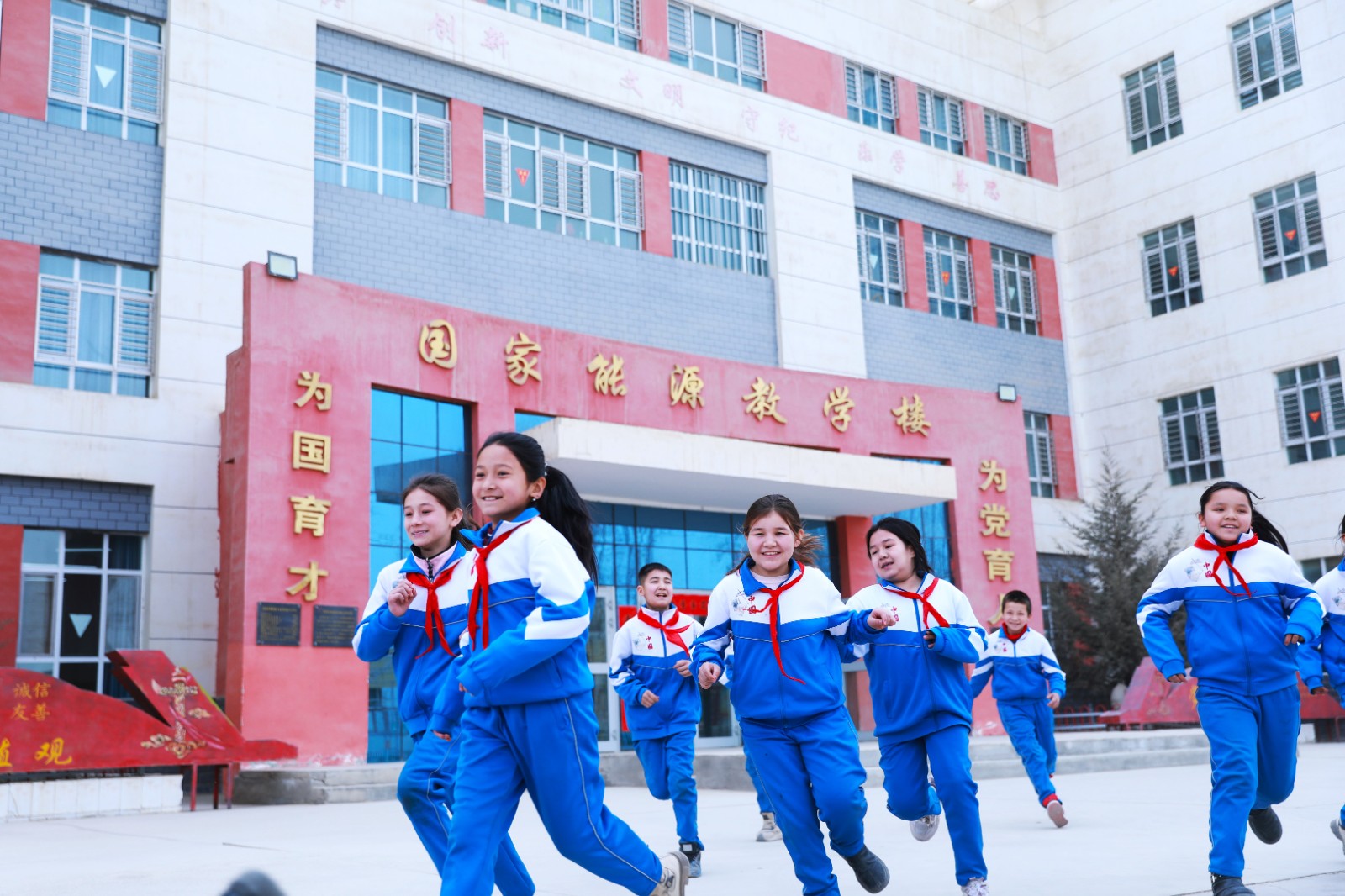 图为小学生在william威廉官网援建的学校里参加课间活动 张丽苹摄